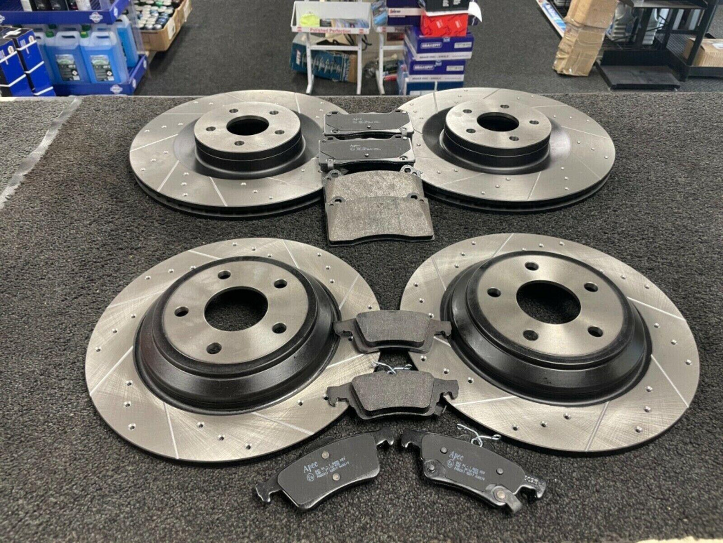 FORD FOCUS ST MK3 2.3 RS BRAKE DISCS CROSS DRILLED GROOVED & APEC BRAKE PADS