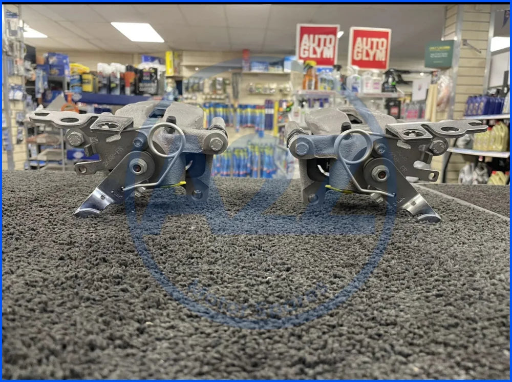 2 REAR BRAKE CALIPER COMPLETE ASSEMBLED CARRIER BRAKE PADS GENUINE VW CADDY MK4