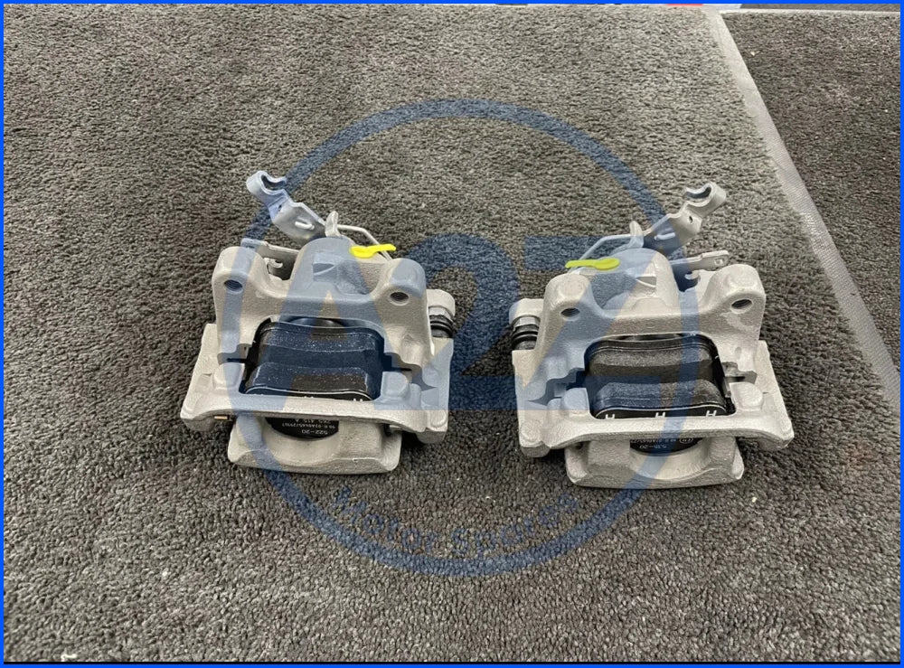 2 REAR BRAKE CALIPER COMPLETE ASSEMBLED CARRIER BRAKE PADS GENUINE VW CADDY MK4