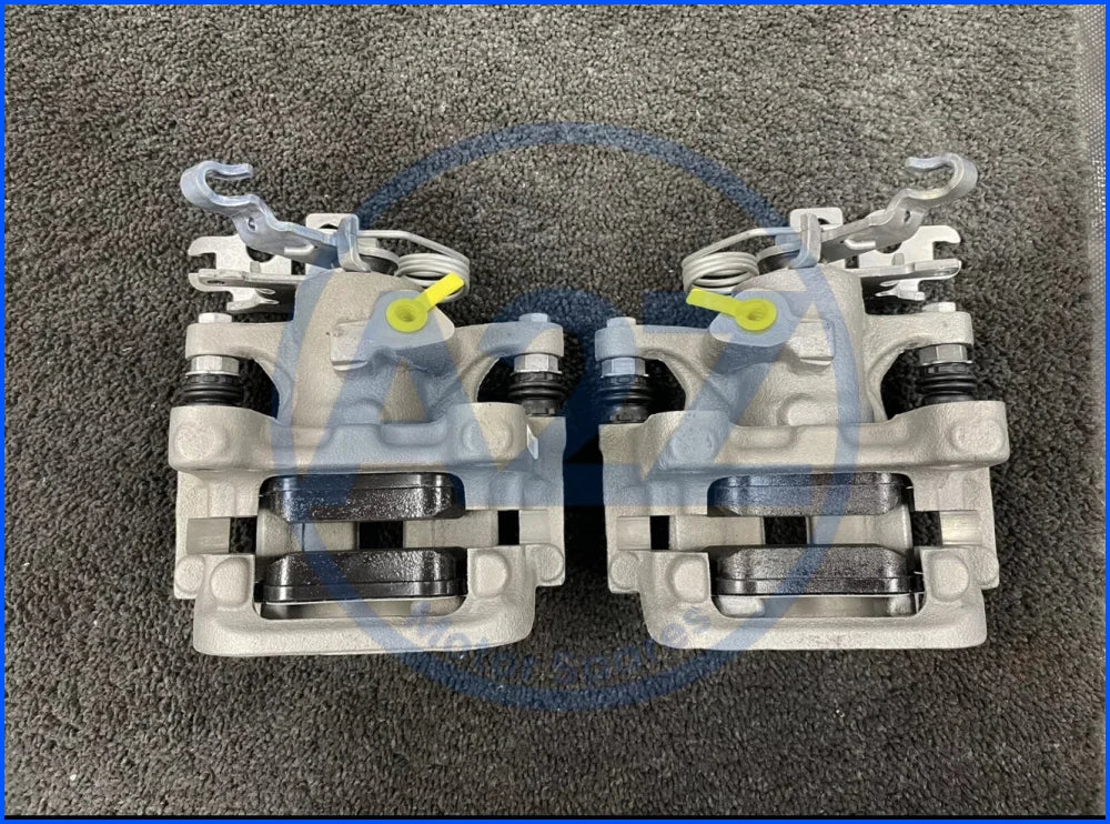 2 REAR BRAKE CALIPER COMPLETE ASSEMBLED CARRIER BRAKE PADS GENUINE VW CADDY MK4