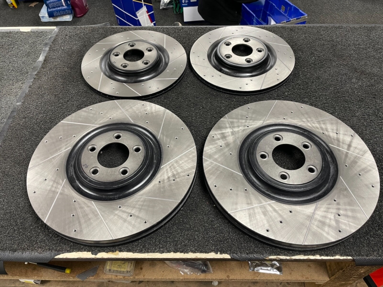 JAGUAR F TYPE 400 v6 CROSS DRILLED GROOVED BRAKE DISC BRAKE PADS 380 376MM
