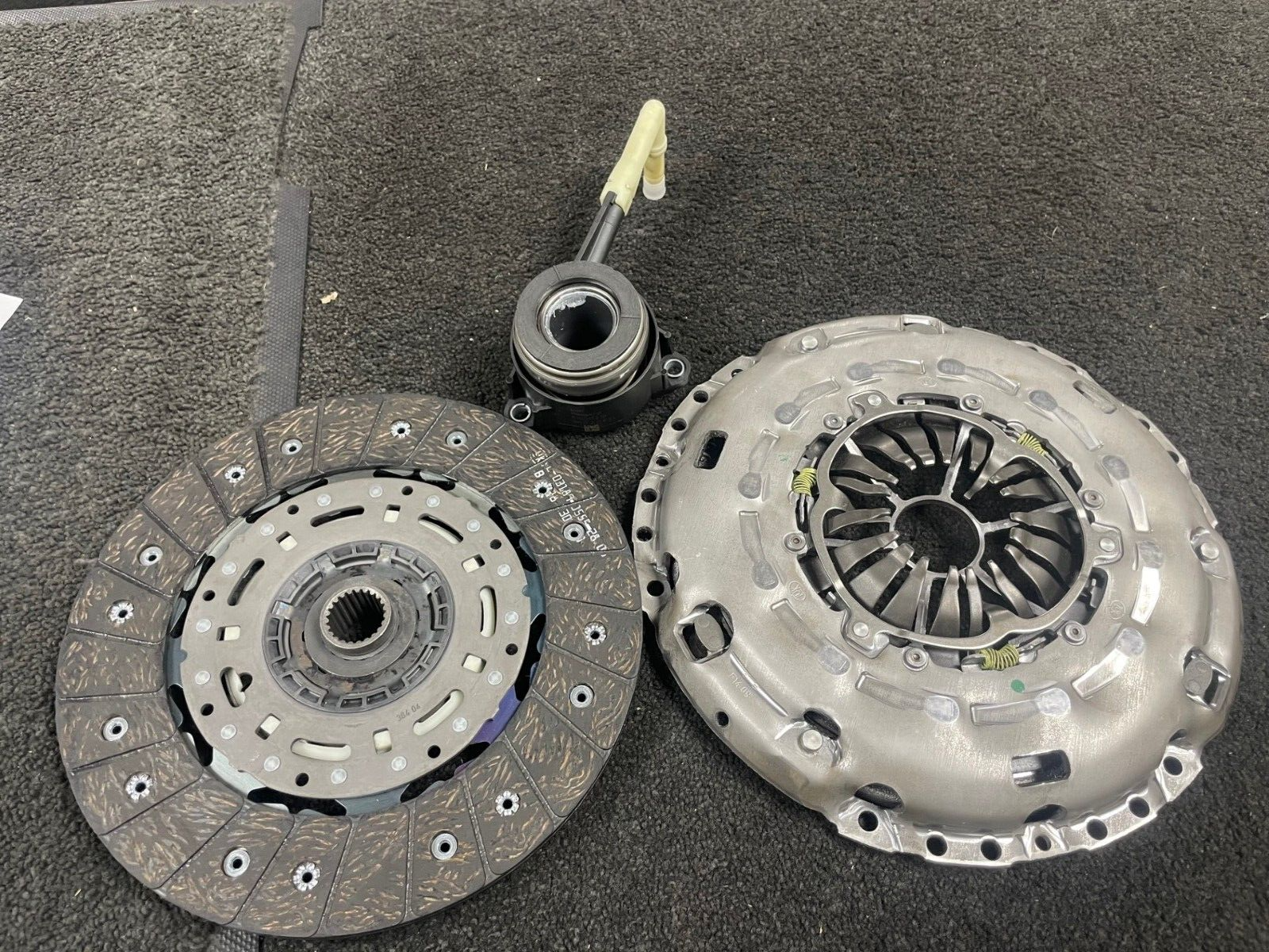 NEW GENUINE 3 PIECE LUK CLUTCH KIT FOR 2.0 TDI A3 Q3 TT CADDY GOLF 624355333