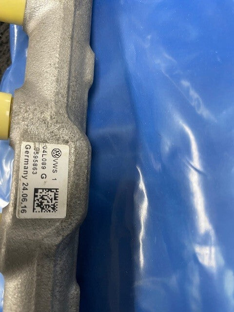 AUDI A4 B9 2.0TDI FUEL PRESSURE RAIL COMPLETE SENSOR 04L130089G  GENUINE NEW