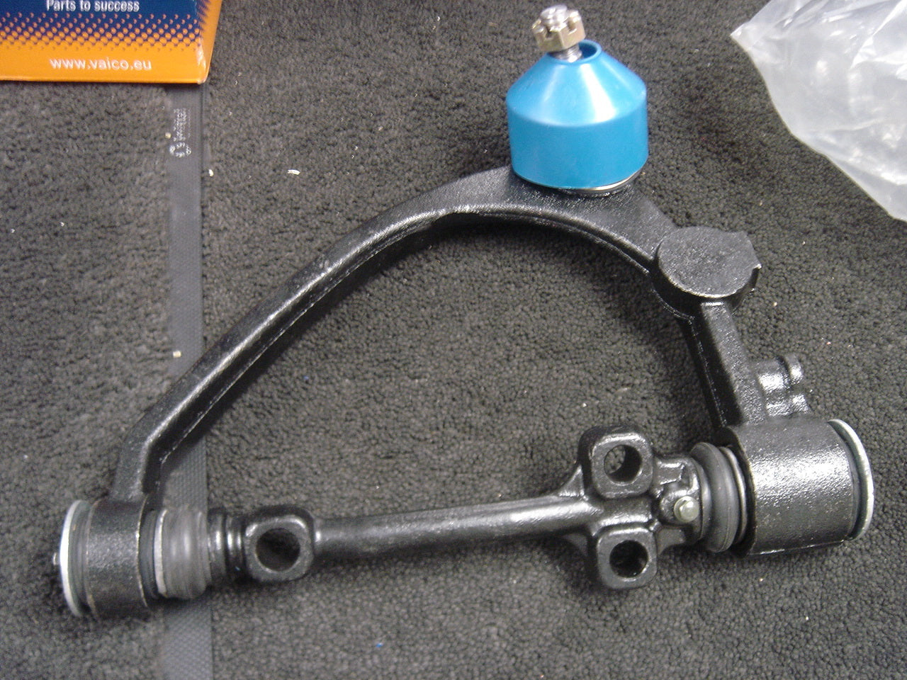DYNA GRANVIA CUSTOM HIACE REGIUS 4WD FRONT UPPER CONTROL ARM BALL  JOINT LH