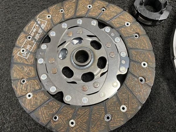VW GOLF MK6 1.6TDi  2010-12 CAYC CLUTCH KIT +BOLTS NEW SACHS  3PCE