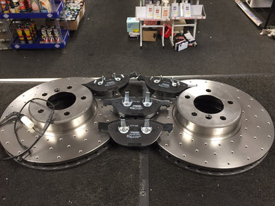 FOR BMW 535D E60 E61 MSPORT CROSS DRILLED BRAKE DISC BRAKE PADS FRONT SENSOR