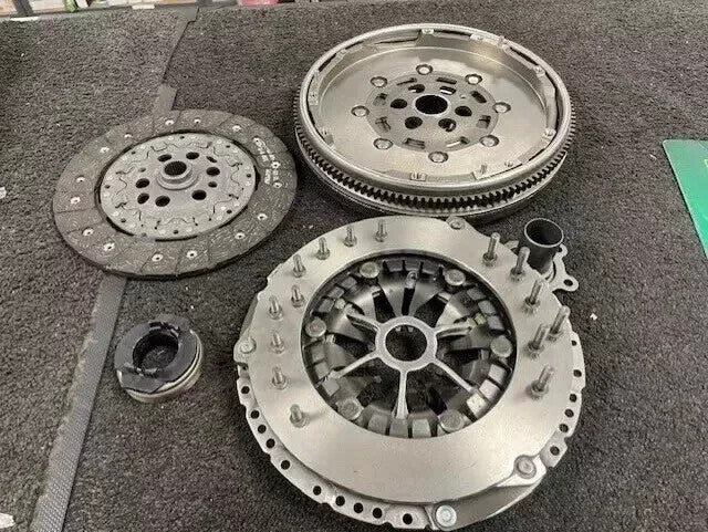 SUPERB GOLF MK5 CADDY MAXI AUDI A3 8P 1.9TDI DUAL MASS FLYWHEEL + CLUTCH  KIT