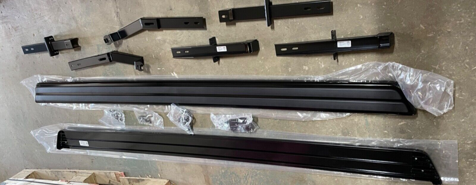 GENUINE VW RUNNING BOARD SIDE STEP FOOT RAIL TOUAREG 7P 2011-17 BLACK OFFER ONLY