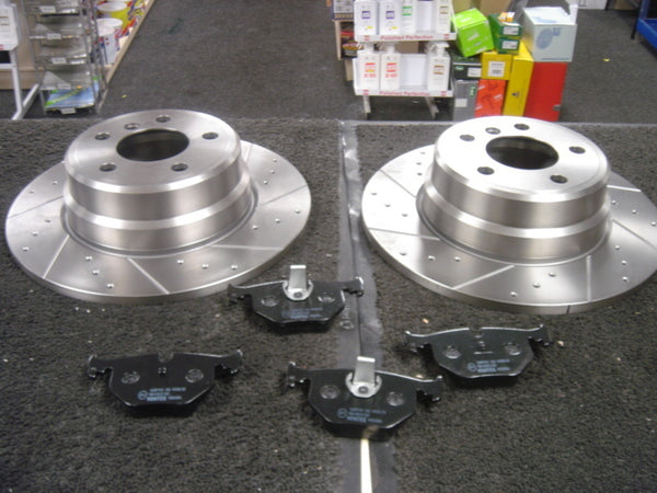 BMW X5 E53 3.0D 4.4 BRAKE DISC CROSS DRILLED GROOVED MINTEX PADS REAR
