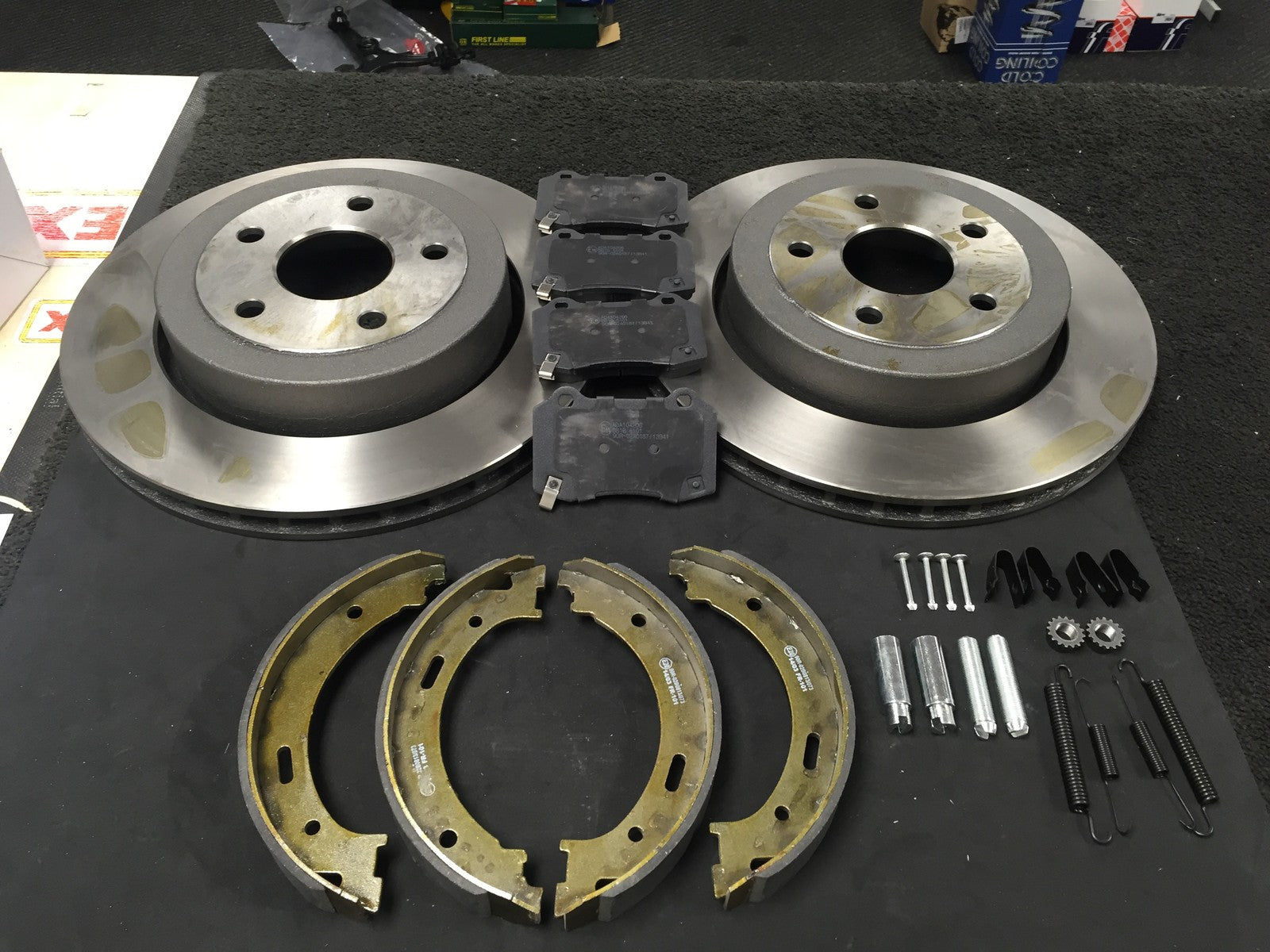 FOR  GRAND CHEROKEE 6.1  REAR BRAKE DISC BRAKE PADS HANDBRAKE SHOES FITTING KIT