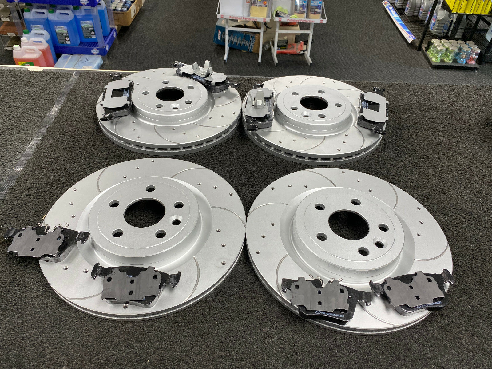 FOR JAGUAR F-PACE 2.0 X761 FRONT REAR CROSS DRILLED GROOVED BRAKE DISCS PADS 
