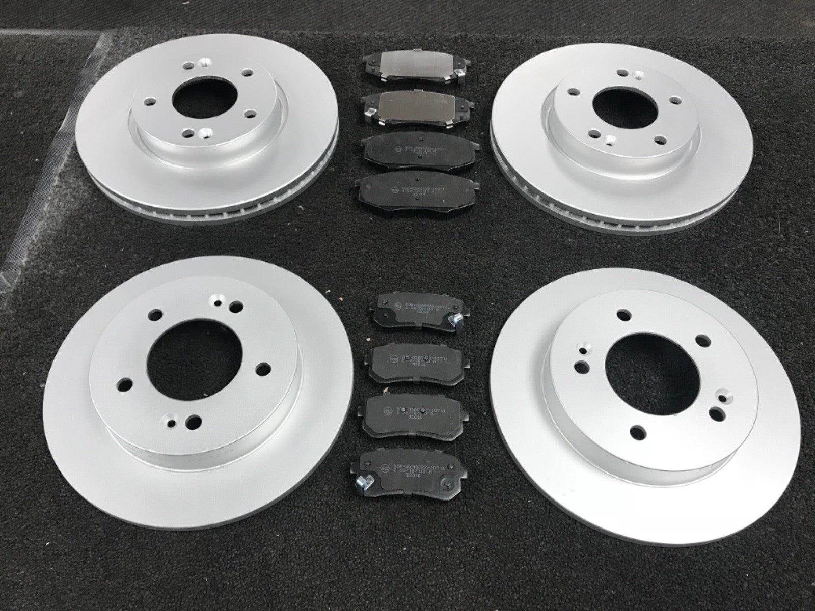 FOR HYUNDAI i20 1.4 + 1.4 CRDi 2014 on BRAKE DISC BRAKE PADS FRONT REAR FULL SET