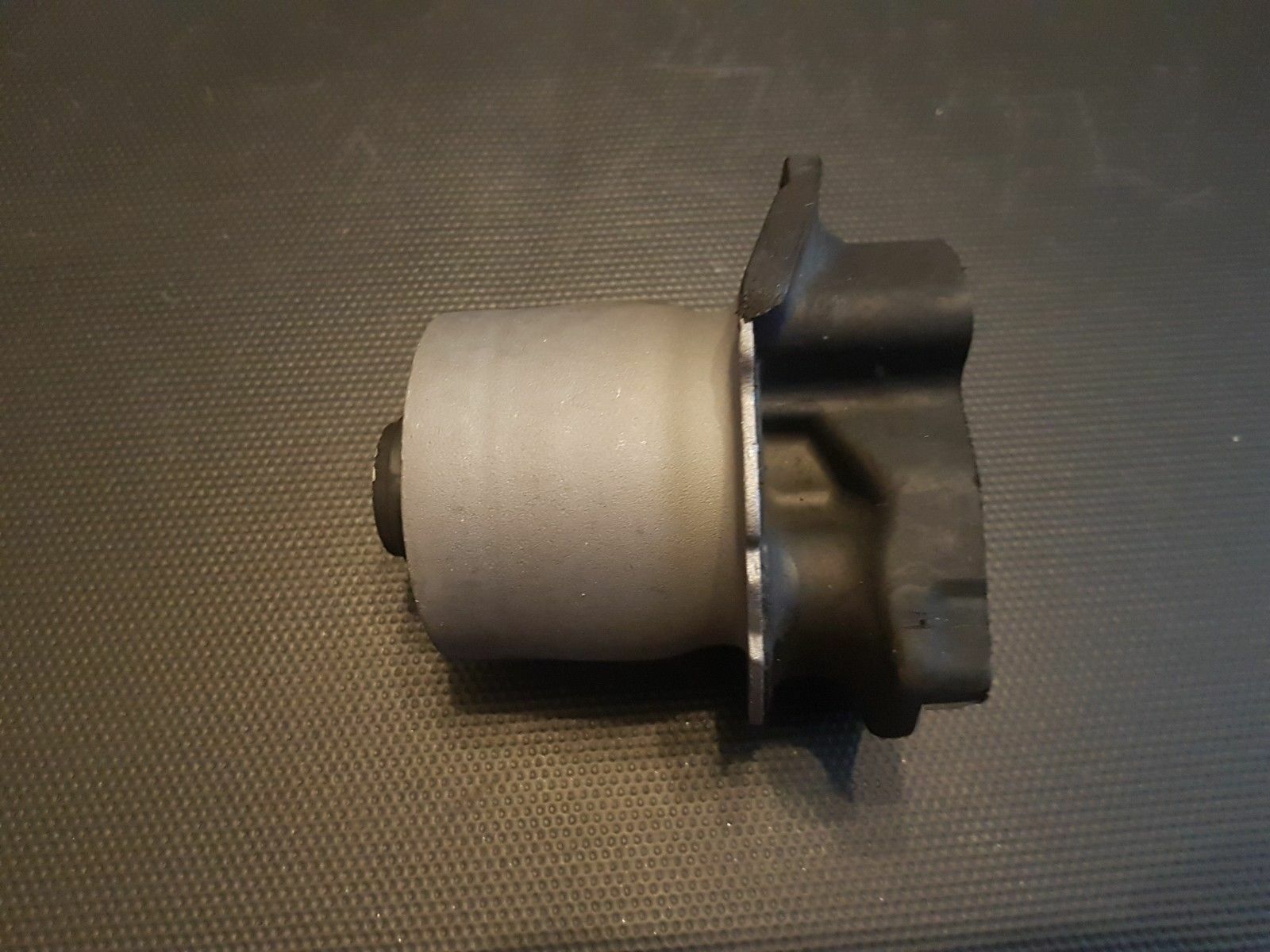 FOR TOYOTA ALPHARD REAR AXLE TRAILING CROSS MEMBER SUBFRAME BUSHING BUSH EFBEST