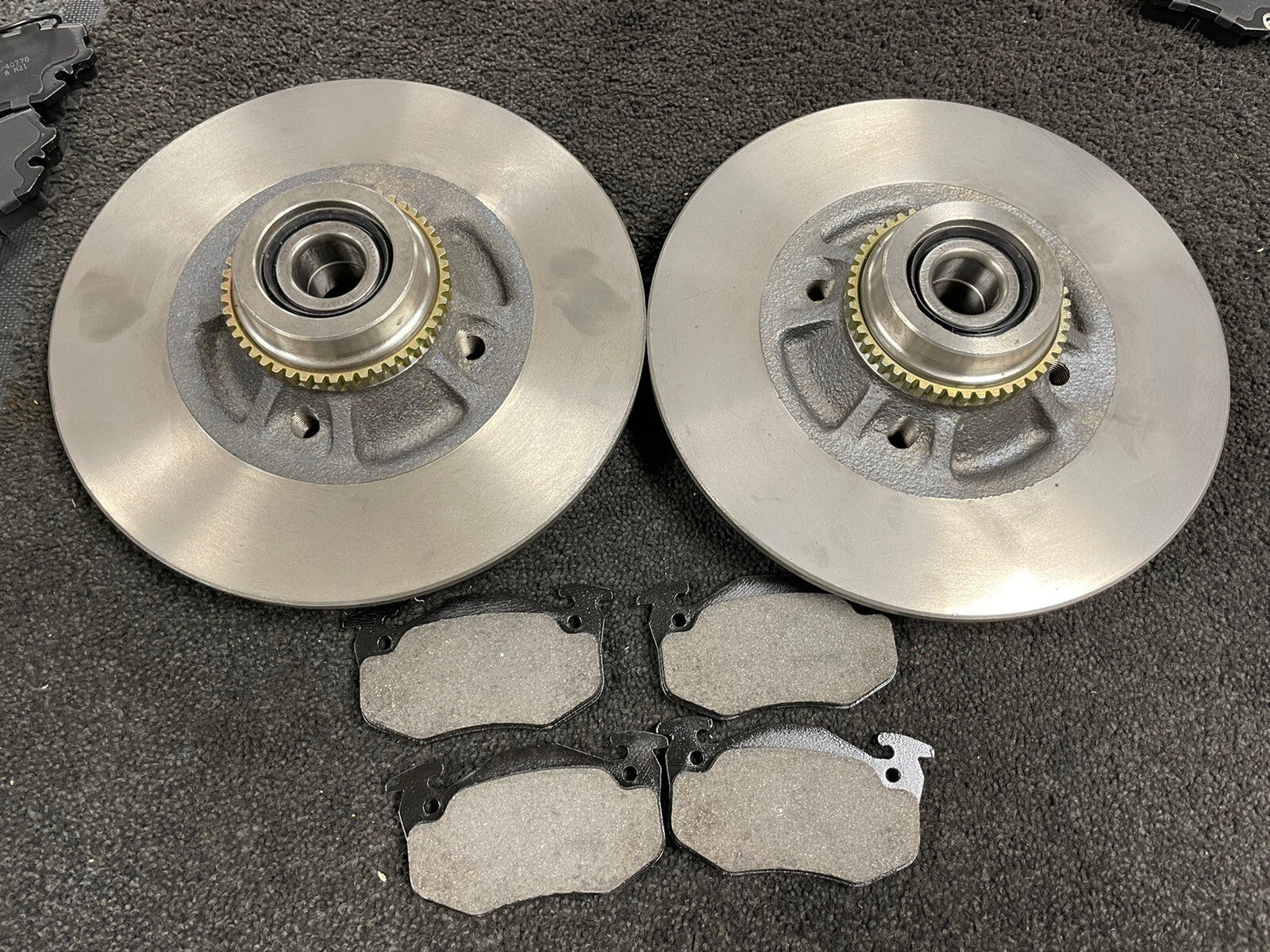 RENAULT 19 16V BRAKE DISC BEARING MINTEX PADS