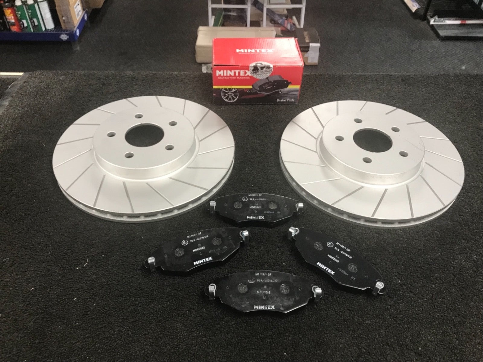 FORD MONDEO ST TDCi ST220  FRONT GROOVED BRAKE DISCS  MINTEX BRAKE PADS