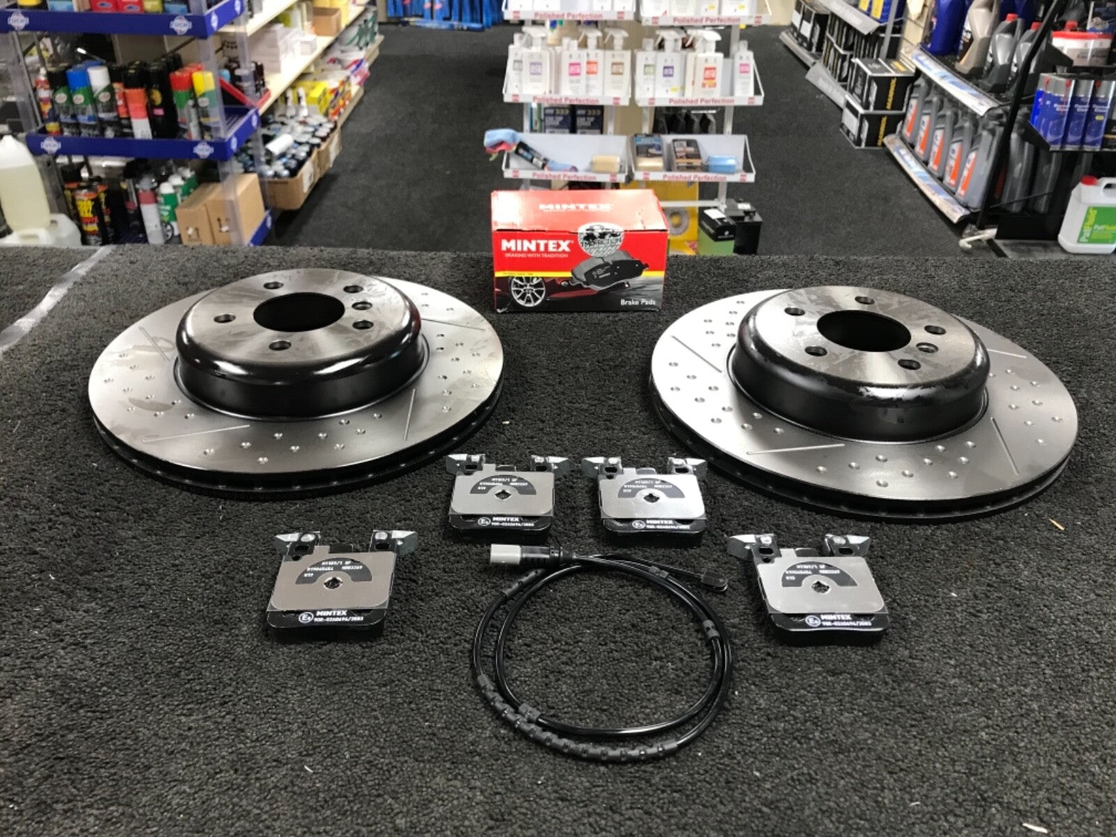 BMW 335D MSPORT F30 DIMPLED GROOVED BRAKE DISCS 345MM MINTEX  BRAKE PADS REAR