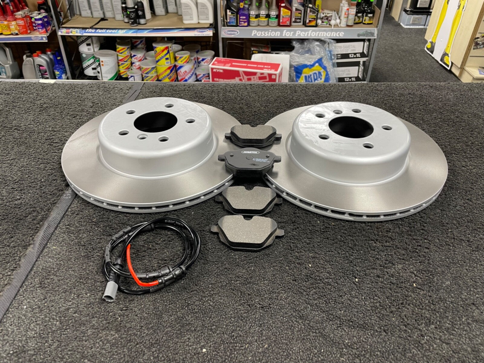 BMW 520 520D 523 525 525D F10 F11 BRAKE DISCS +  BRAKE PAD SENSOR REAR FULL SET