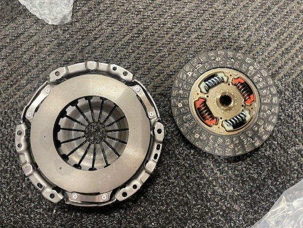 2PCE  CLUTCH KIT TOYOTA YARIS AURIS COROLLA 1.4 D-4D 2008-16 BRAND NEW  225MM