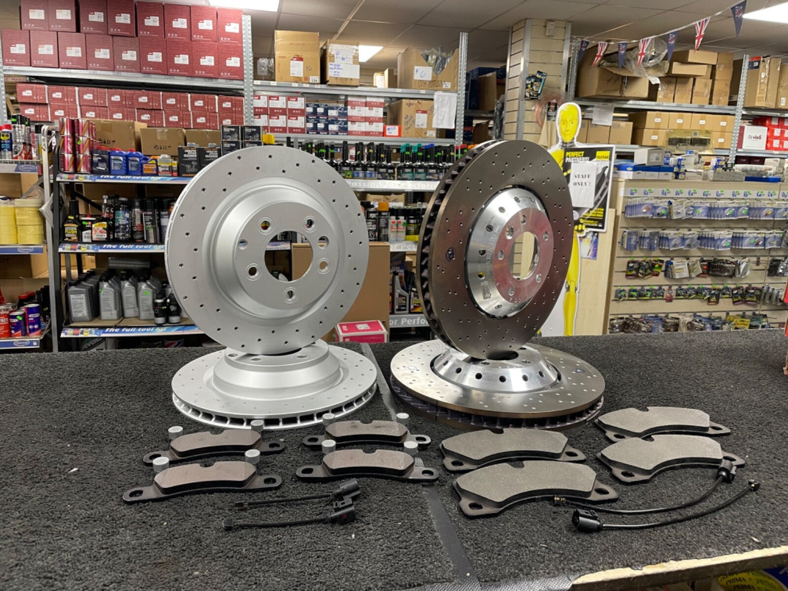 BRAKE DISCS CROSS DRILLED BRAKE PADS FRONT REAR FOR Cayenne V6 GTS 92A