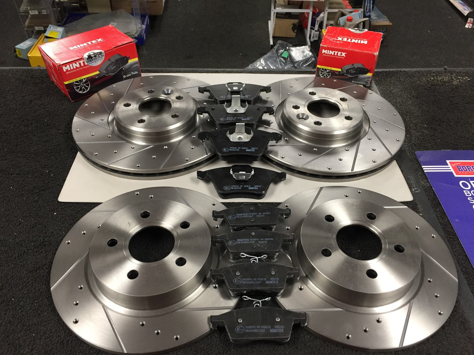 FORD FOCUS ST MK2 2.5 225 CROSS DRILLED BRAKE DISC MINTEX PADS FRONT REAR