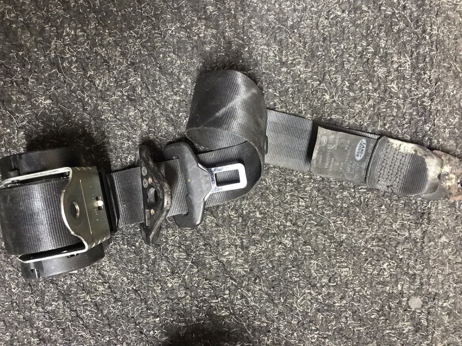 DEFENDER  110 PUMA DOUBLECAB SECOND ROW  90 FORWARD FACING SEAT BELT RH OS