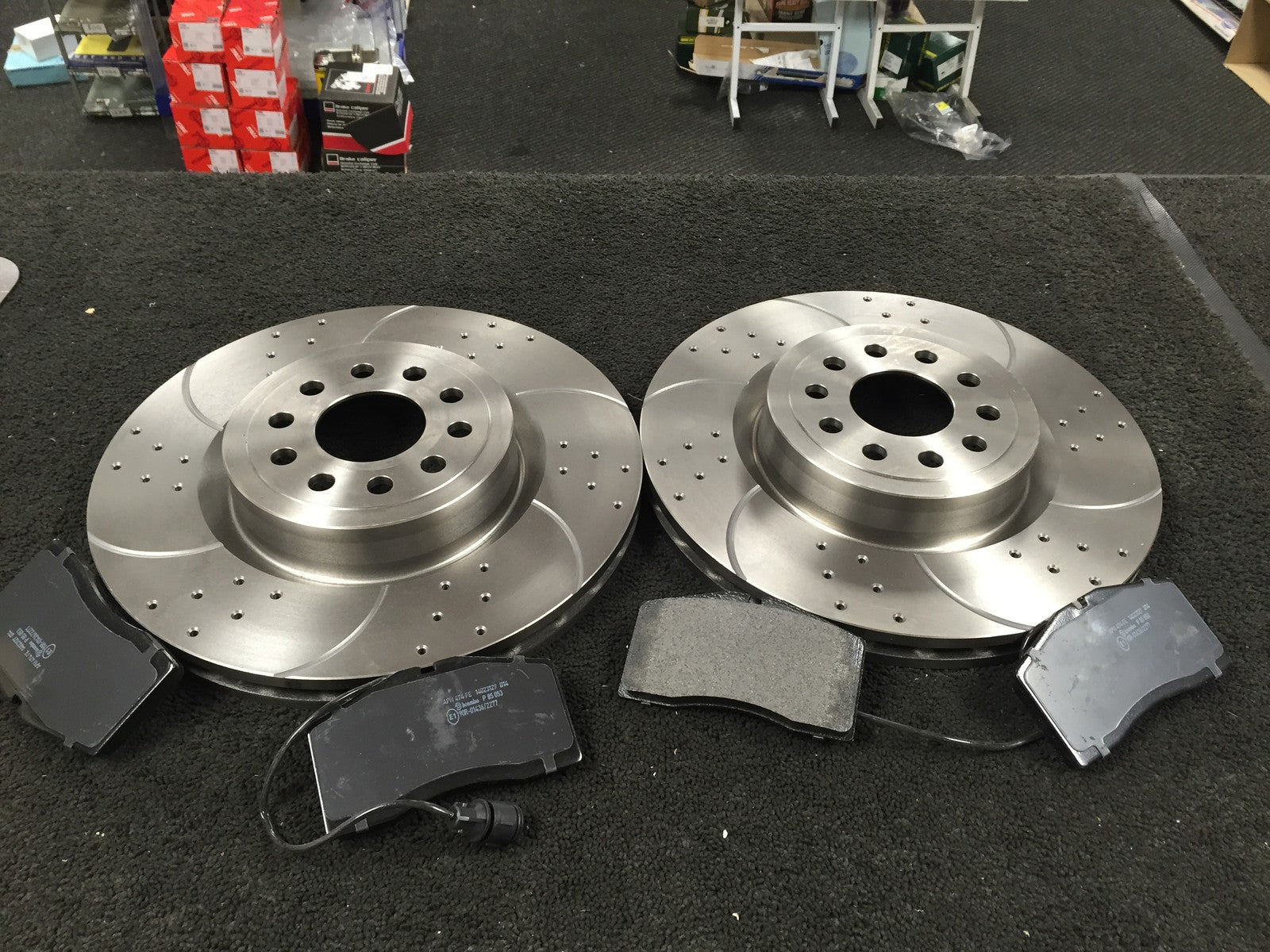 AUDI A8 3.0TDi QUATTRO 04-10 CROSS DRILLED GROOVED BRAKE DISC FRONT BRAKE PAD