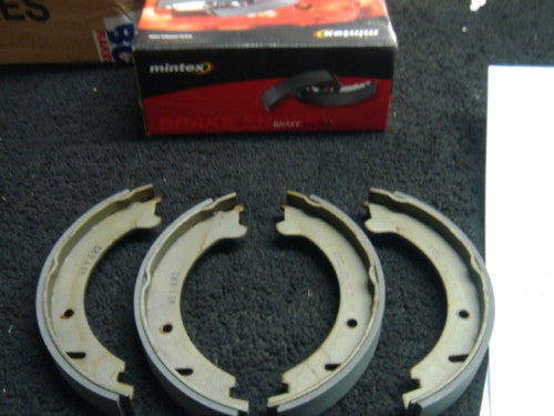 VOLVO S70 C70 850 HANDBRAKE SHOES REAR BRAND NEW BOXED