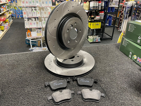 FOR JAGUAR XF XE  FRONT REAR DRILLED GROOVED BRAKE DISCS BRAKE PAD VENTED 350mm