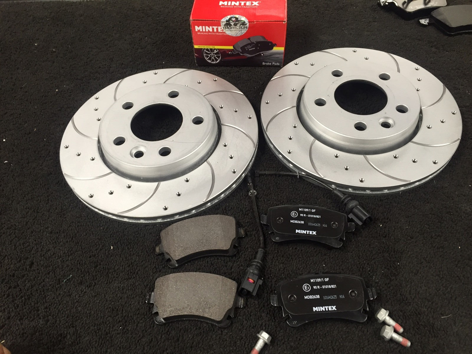 TRANSPORTER T5 T30 1.9 2.5TDi BRAKE DISC DRILLED GROOVED BRAKE PAD FRONT