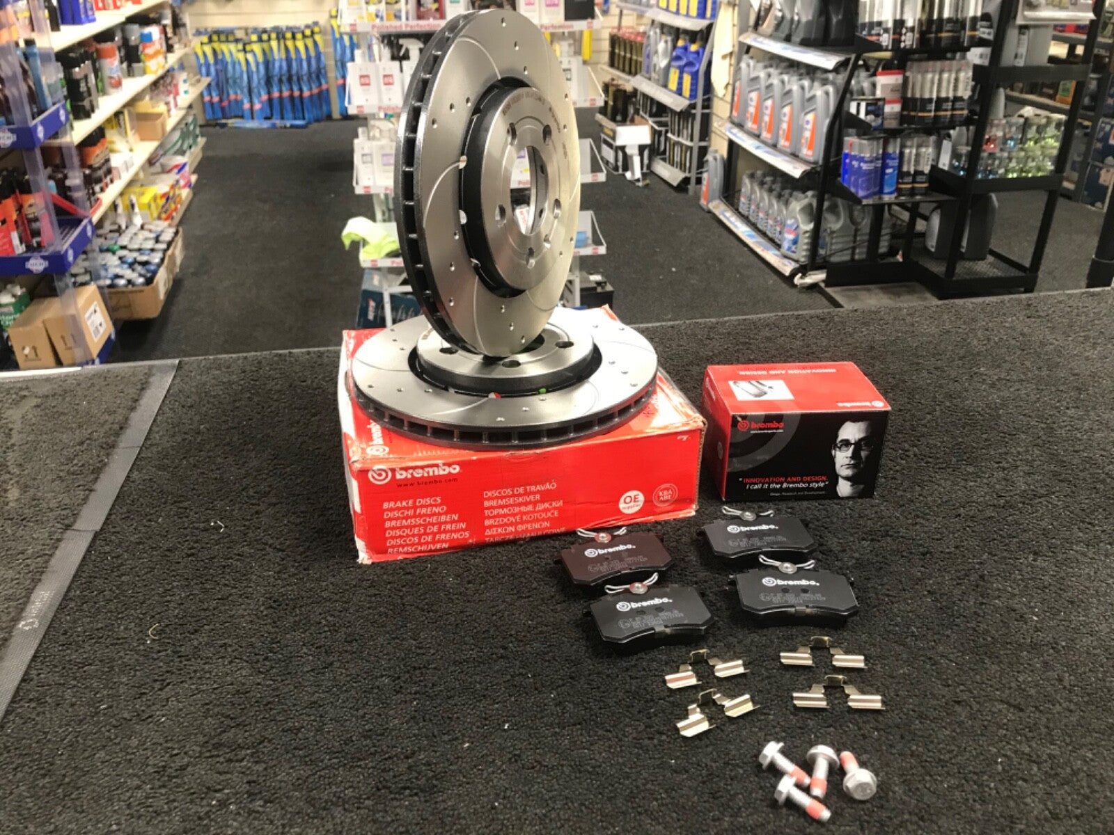 AUDI A3 8L BREMBO DRILLED GROOVED BRAKE DISCS AND PADS REAR SET 