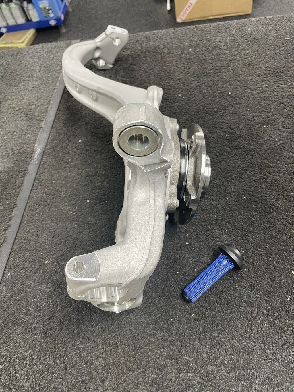 AUDI A4 B8 8K TDI QUATTRO RH  SUSPENSION KNUCKLE HUB ARM WHEEL BEARING CARRIER