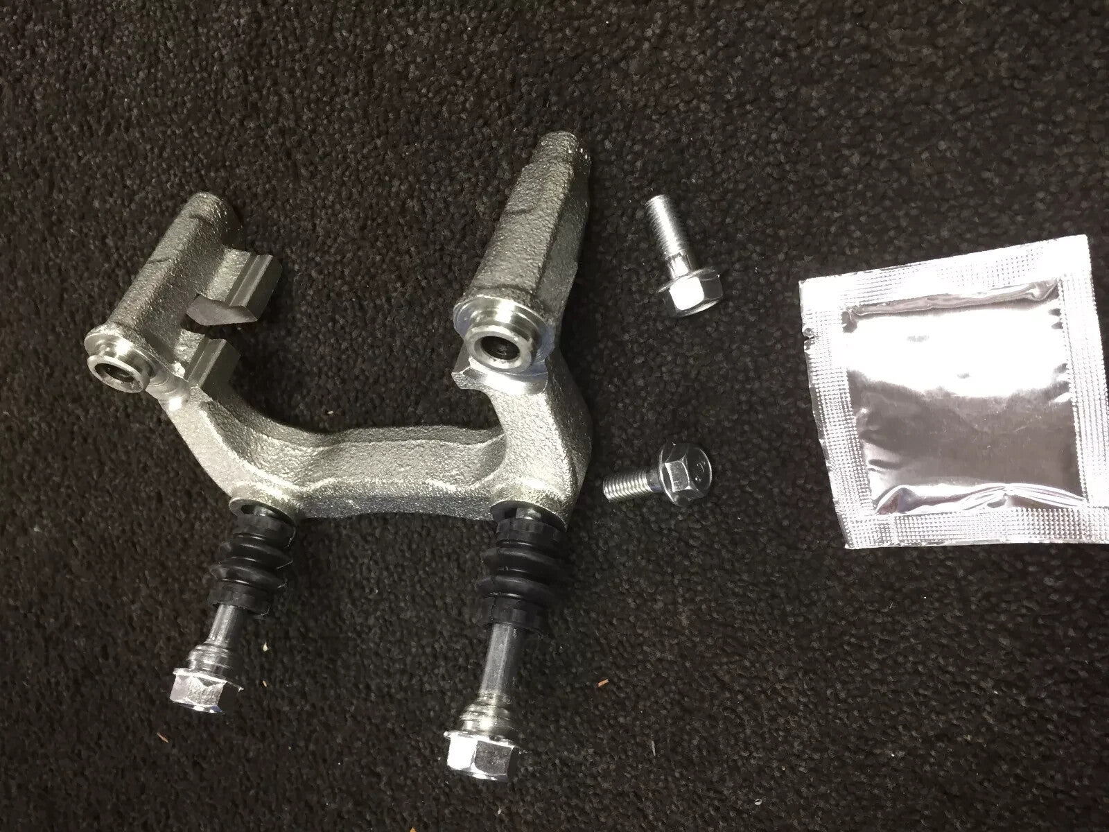 REAR BRAKE CALIPER CARRIER BRACKET FOR PEUGEOT 207 208 307 308 CITROEN C2 C3