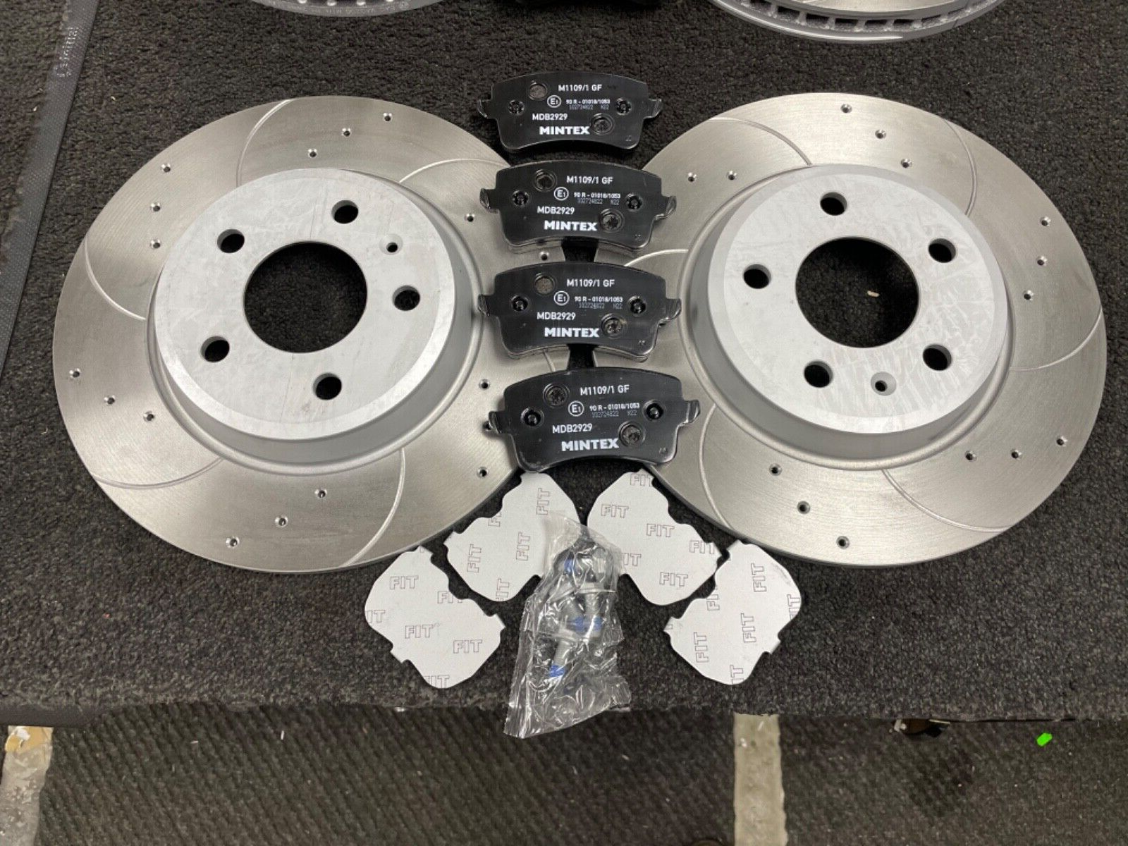 Audi A5 COUPE 2.0 SPORT DRILLED  GROOVED BRAKE DISCS MINTEX PADS FRONT REAR