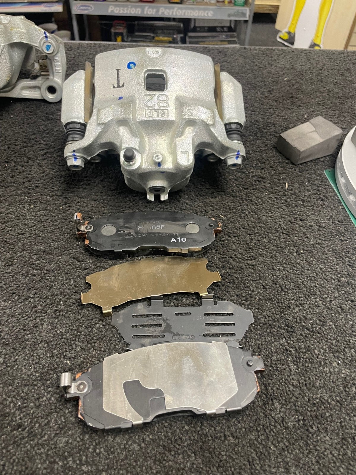 FOR NISSAN JUKE 2 FRONT BRAKE CALIPERS COMPLETE + BRACKETS BRAKE PADS PAIR 280MM
