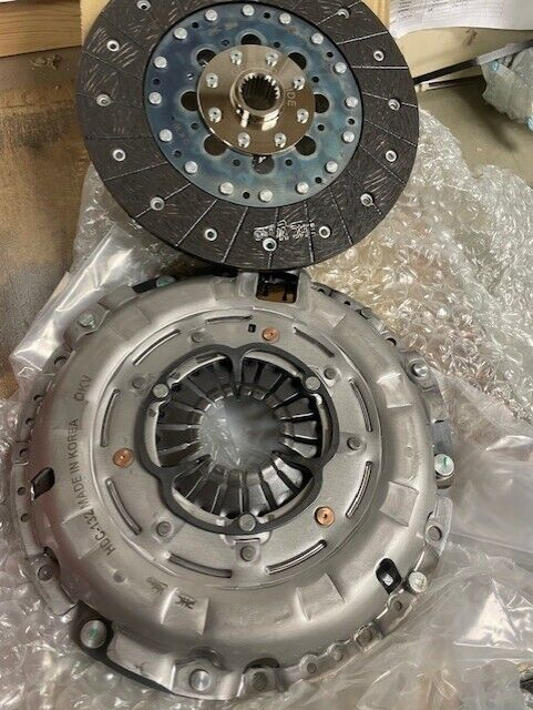 2PCE GENUINE CLUTCH KIT  FOR HYUNDAI  i40 TUCSON CARENS OPTIMA CRDI 4120024450