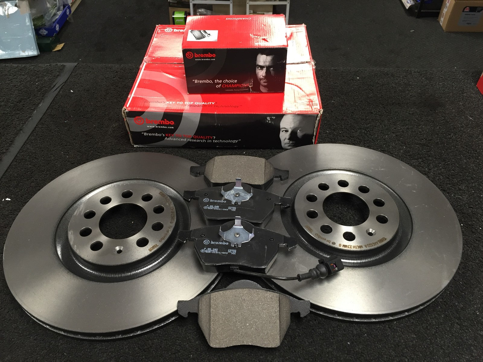  SKODA OCTAVIA 1.8T VRS BRAKE DISC BRAKE PADS BREMBO  FRONT