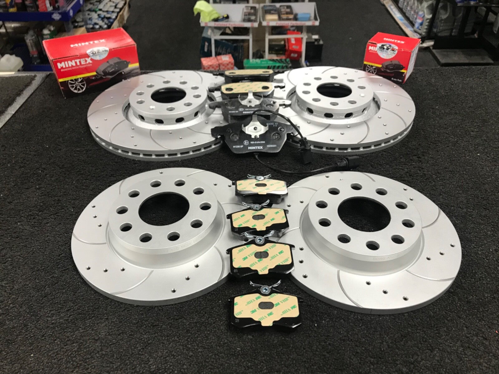 SEAT EXEO 2.0ST TDI 170 CROSS DRILLED GROOVED BRAKE DISC MINTEX PAD FRONT REAR