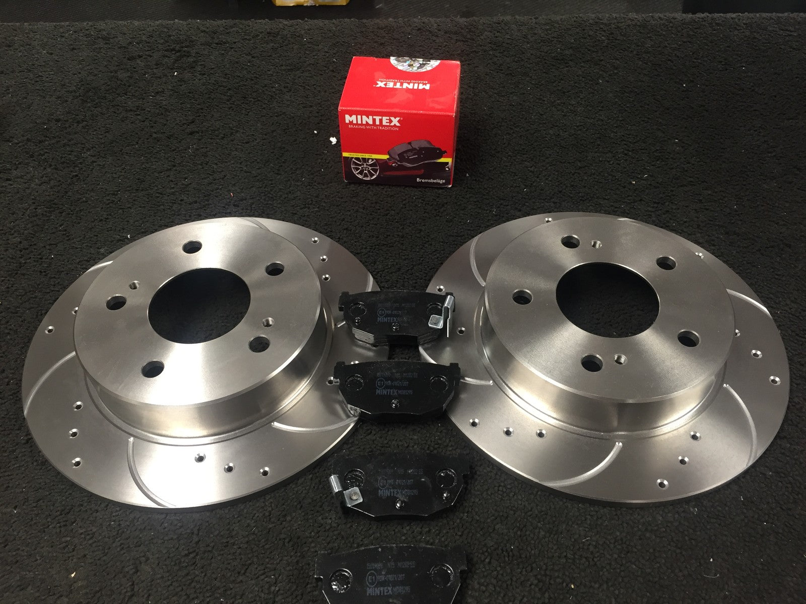 FOR NISSAN 200SX S14 DRILLED GROOVED REAR BRAKE DISCS  MINTEX PADS 