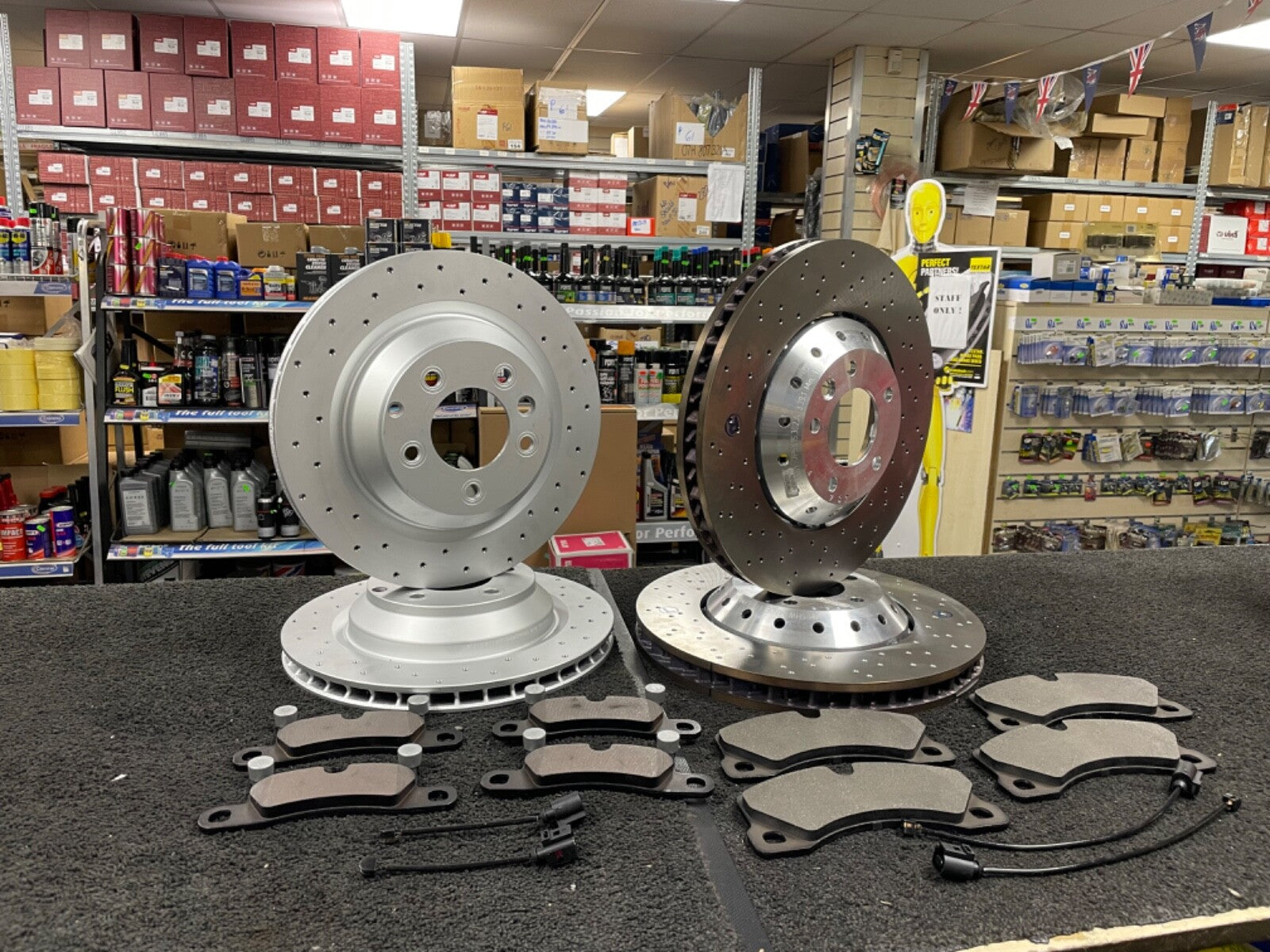 BRAKE DISCS CROSS DRILLED BRAKE PADS FRONT REAR FOR Cayenne V6 GTS 92A