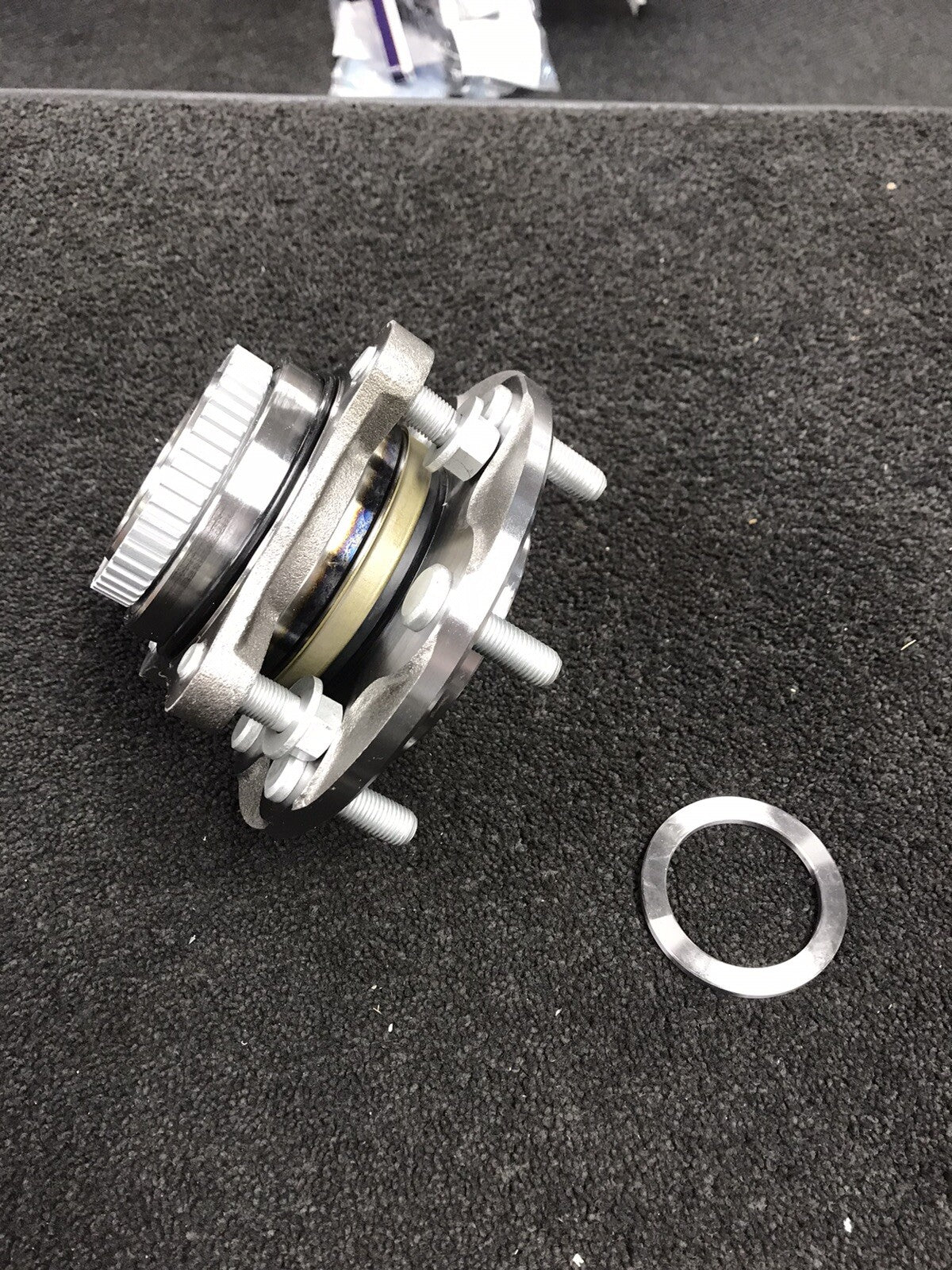 FRONT WHEEL BEARING HUB TOYOTA HILUX  VIGO DOUBLE CAB INVINCIBLE  D4D 2005-16