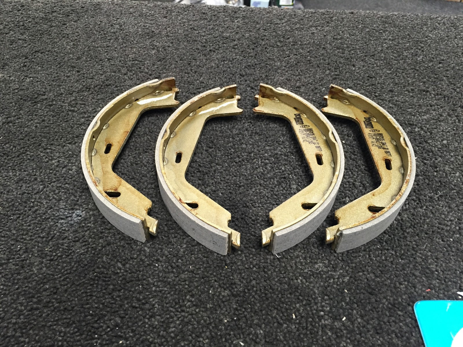 VOLVO XC90 D3 D5 2.4 2.5 D5 T6  V8 HANDBRAKE BRAKE SHOES REAR