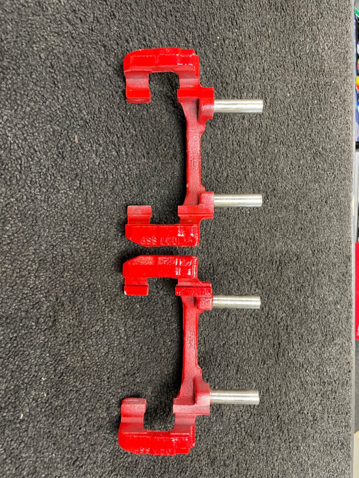 REAR RED CALIPER CARRIER BRACKET HANGER FOR BMW 90 E91 E92 E93 E81 E84 E87 E88
