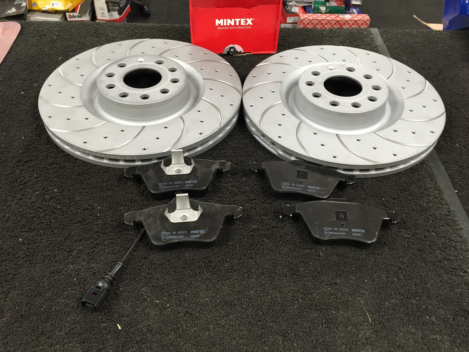  AUDI A3 S3 TFSI QUATTRO 265BHP BRAKE DISC DRILLED GROOVED MINTEX PAD FRONT 
