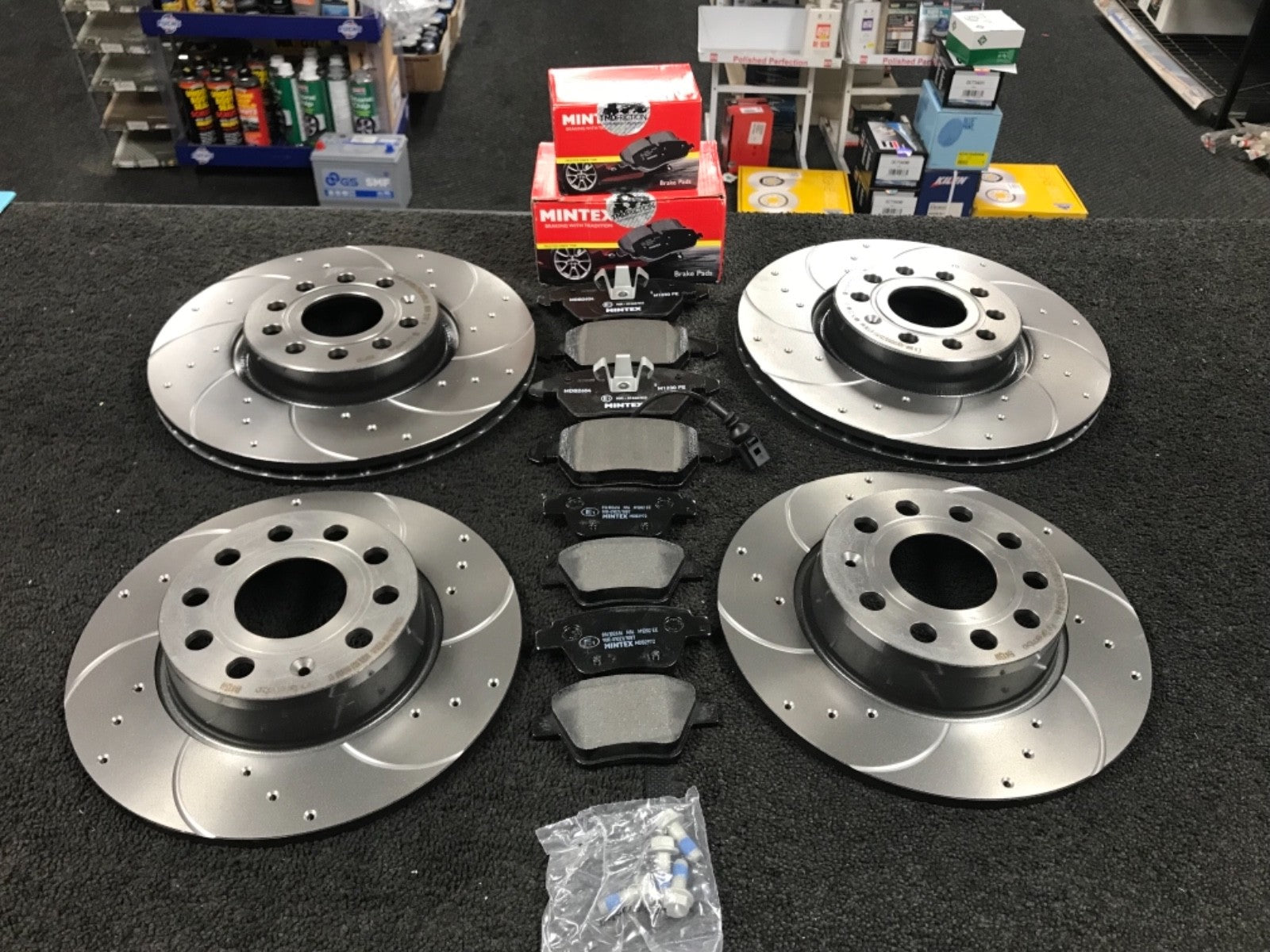 AUDI A3 2.0TFSi 200BHP BRAKE DISC CROSS DRILLED BREMBO MINTEX PADS FRONT REAR