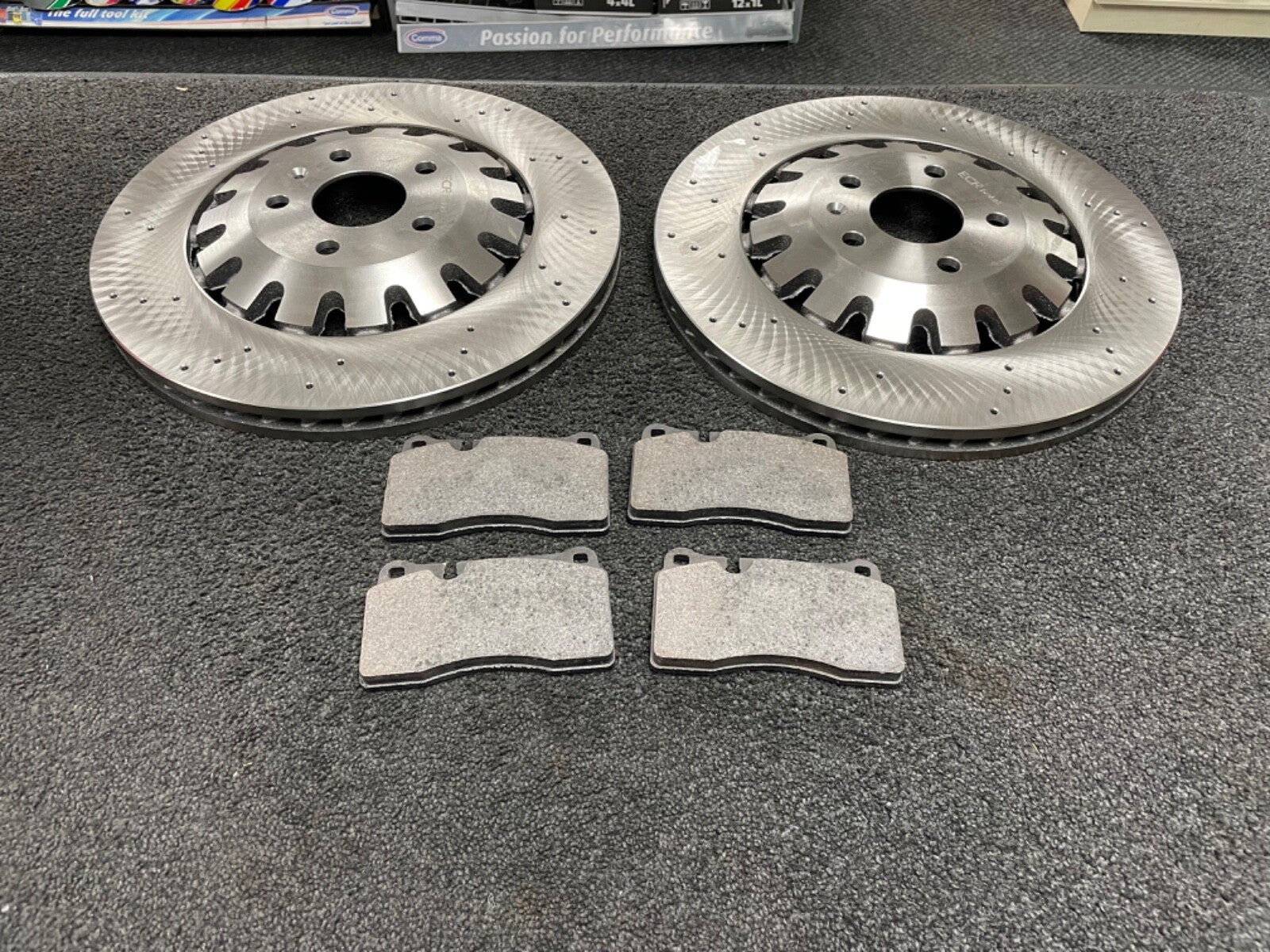 LEON CUPRA R 300 310 345 BHP FRONT BRAKE DISC PADS 370X32 8J0615301 E F K