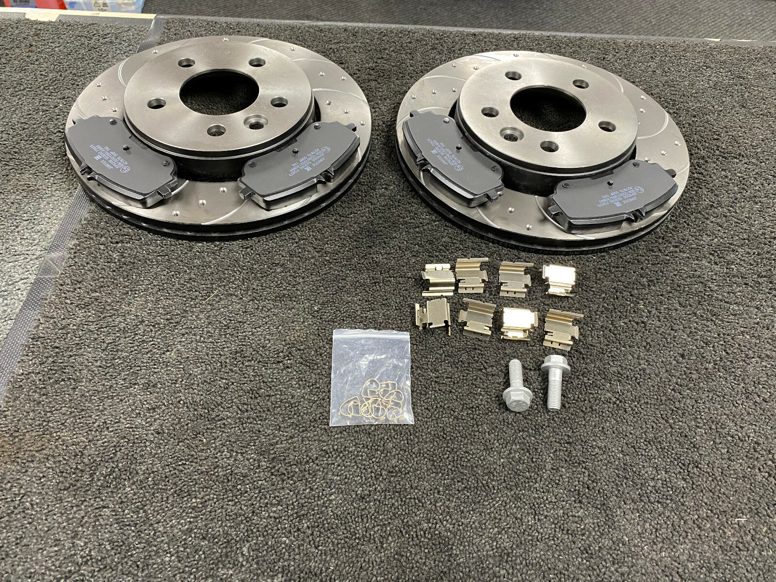 FOR VOLKSWAGEN AMAROK FRONT & REAR CROSS DRILLED GROOVED BRAKE DISCS & PADS