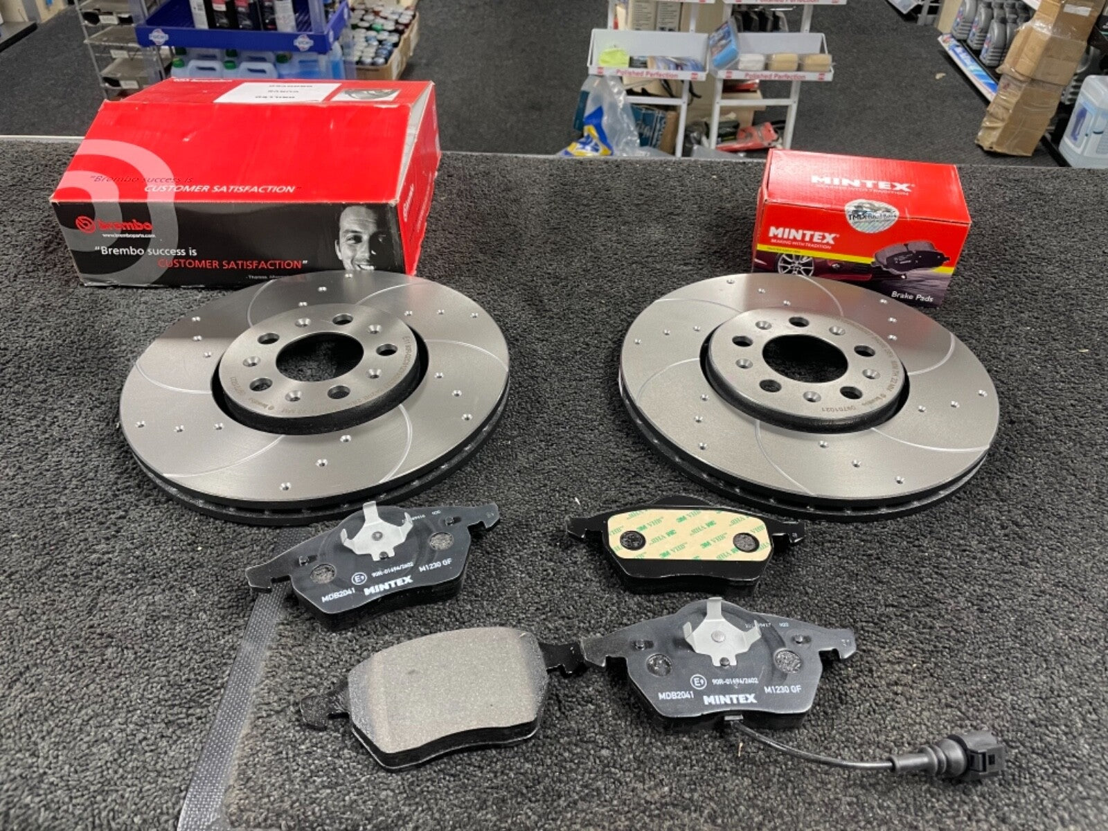 VW GOLF MK4 1998-2004 BREMBO DRILLED GROOVED BRAKE DISCS MINTEX PAD FRONT