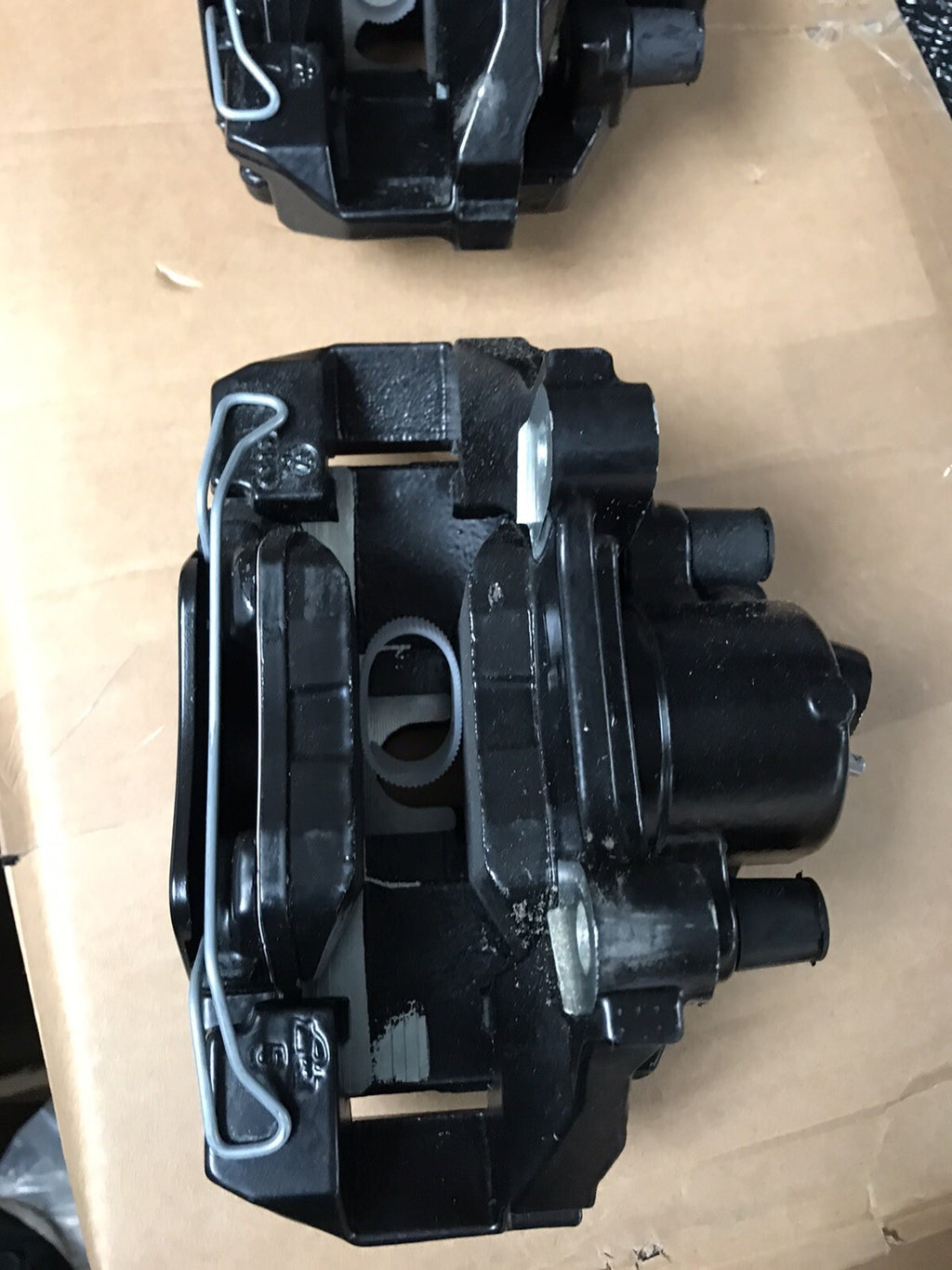 2 FRONT BRAKE CALIPERS COMPLETE +CARRIER BRACKET PADS AUDI A1 S1 310M DISC