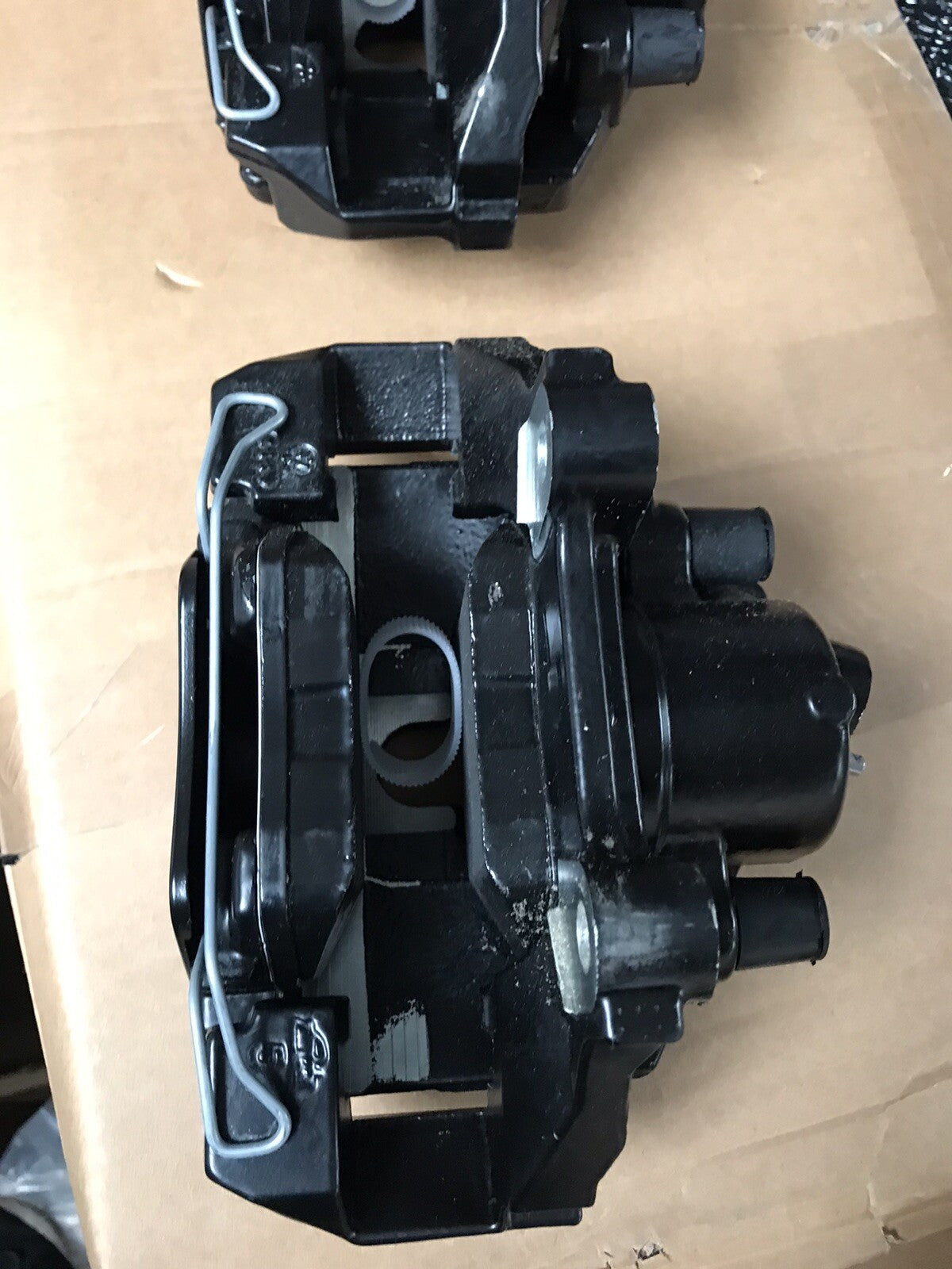 2 FRONT BRAKE CALIPERS COMPLETE +CARRIER BRACKET PADS AUDI A1 S1 310M DISC