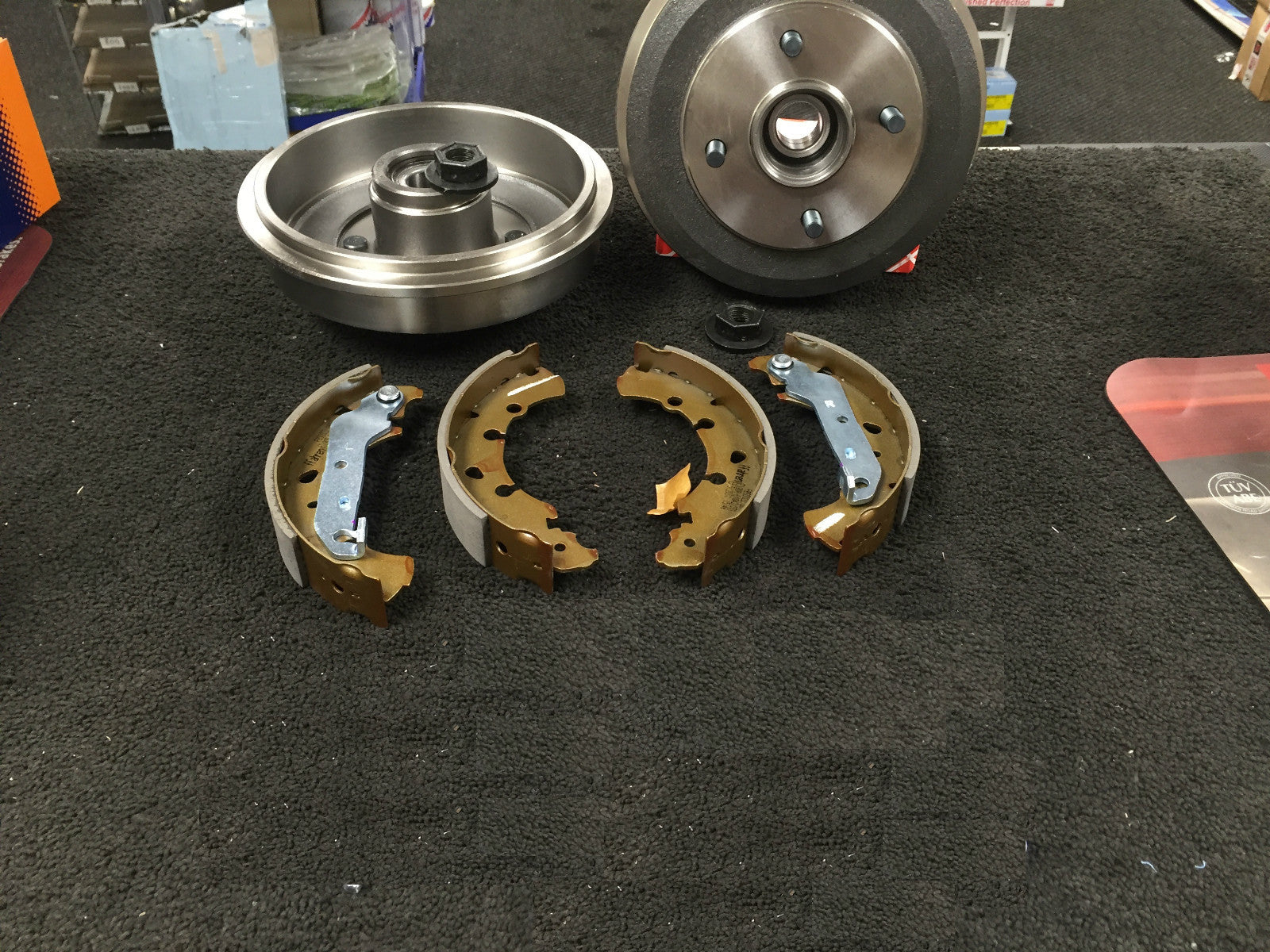 FORD FOCUS MK1 1998-2004 BRAKE DRUMS WHEEL BEARING FITTED BRAKE SHOES PAIR